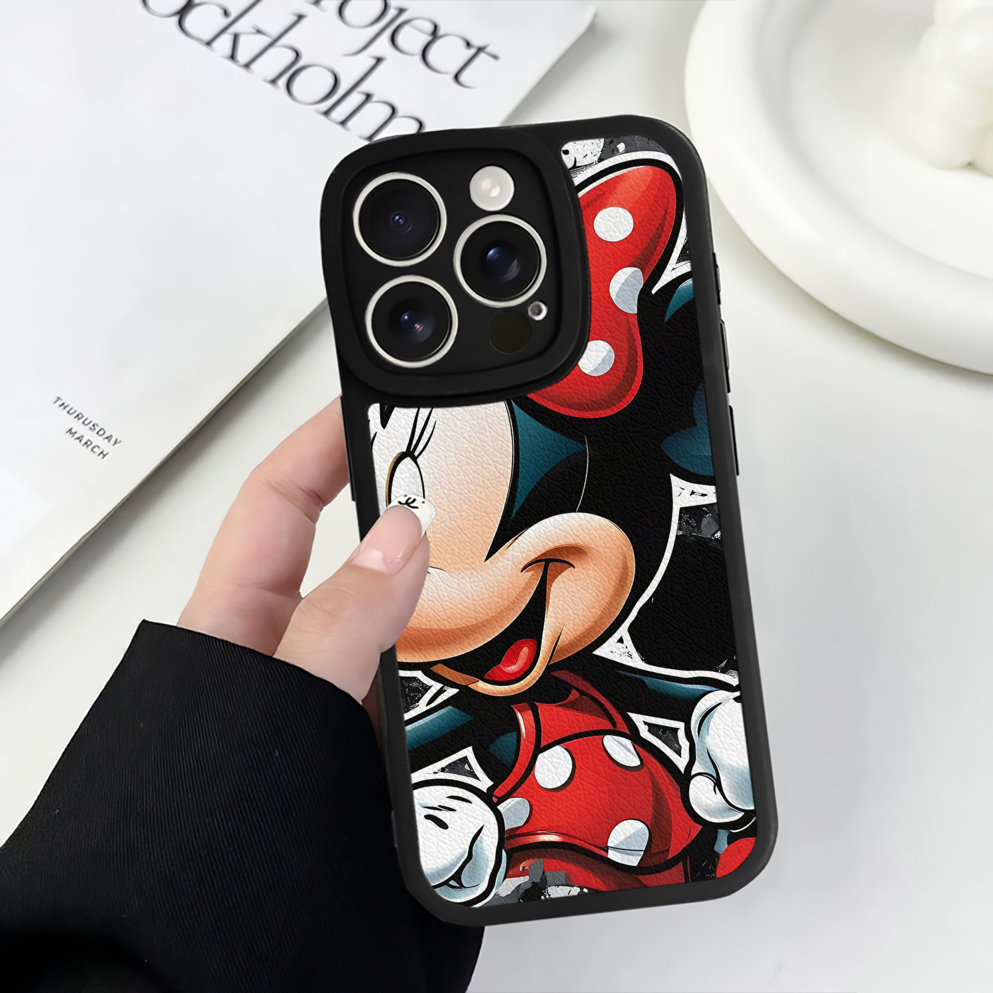（画像用） ミッキーマウス Mickey Mouse 【iPhone 16シリーズ対応】シリコンスマホケース（レザー調） 材質：シリコン